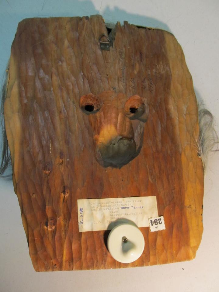 Zdjęcie – Maskenmuseum. Diedorf 22. Loetschental druga strona maski.JPG