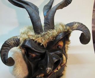 Zdjęcie – Maskenmuseum. Diedorf 13. Gastein bei Salzburg - Perchte.JPG